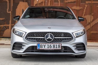 Fronten er dramatisk og typisk for Mercedes. Bag den store stjerne findes radar til sikkerhessystemerne.