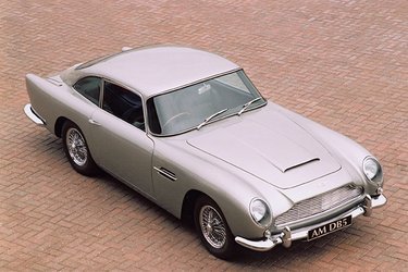 Den kendte James Bond-bil, DB5 fra 1964 blev bygget efter Carrozzeria Tourings Superleggera-forskrifter.