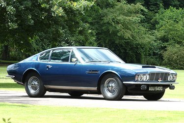 Betegnelsen DBS blev første gang brugt på den smukke coupé fra 1968. Den blev kørt af Roger Moore alias lord Brett Sinclair fra tv.serien "De uheldige helte".