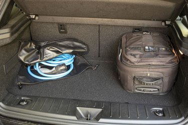 På grund af teknikken er bagagerummet meget højt placeret i bilen. Men der er heller ikke meget plads, blot 260 liter rummer det klejne bagagerum.