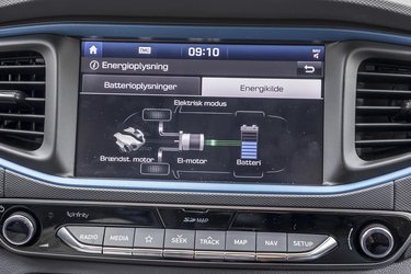 Skærmen er let at betjene og alle menuer er på dansk. Et navigationskort til bilen koster 5.000 kr. ekstra. Her kan du også følge, hvilken type brændstof, der aktuelt driver bilen.
