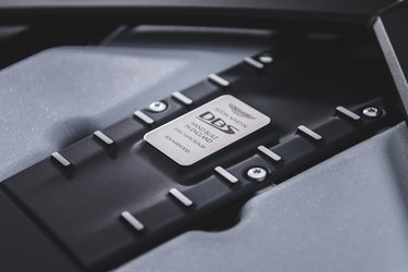 Det er også en tradition: motoren bærer en lille plade med navnet på den Aston Martin-medarbejder, der står inde for kvaliteten.