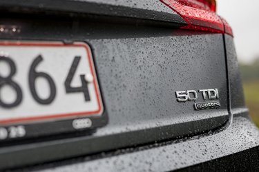 De nye koder for motorstørrelser hos Audi er ikke logiske. Men slår man op i en tabel, så kan man læse, at 50 TDI dækker over en dieselmotor med en effekt i intervallet 286 hk til 332 hk. Denne udgave har netop 286 hk.