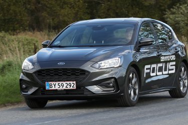 Den nye generation af Ford Focus har fået et spændende design med linjer, der får den til at se moderne og sportslig ud. Her er den testet som femdørs, men Focus fås også som stationcar for en merpris på 19.000 kr.