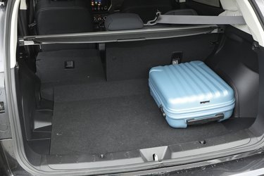 Bagagerummet er på 385 liter, hvilket er standard for en mellemklassebil. Men læssehøjden er høj, og bagagedækkenet er slasket at betjene.