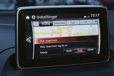 Skærmen øverst på instrumentbordet giver vigtig information om radio, bilindstillinger og navigationsanlæg, hvis det er tilkøbt.