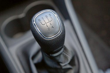 Alle udgaver med manuelt gear har en femtrins gearkasse. Rapid fås også med et syvtrins DSG-automatgear i forbindelse med 1.4-litersbenzinmotoren med 122 hk.
