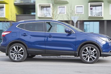 Nissan Qashqai grundlagde oprindeligt bilklassen, der kombinerer firehjulstrækkerens høje position med personbilens komfort. Nu er den kommet i en helt ny generation, der tilføjer økonomiske motorer og avancerede sikkerhedssystemer.