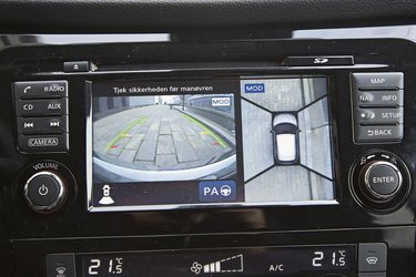 En skærm for navigationsanlæg og bakkamera med 360°-visning af bilen set oppefra giver overblik.