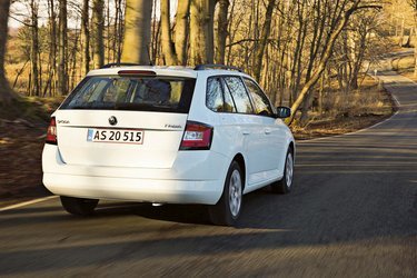 Skoda Fabia har fået et flot, skarpt design. Langsgående tagræling i sort er standard i alle udstyrsversioner.