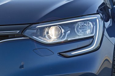 Renault kalder kørelyslygterne for C-shape. Den runde form gør det let at genkende Mégane i trafikken.