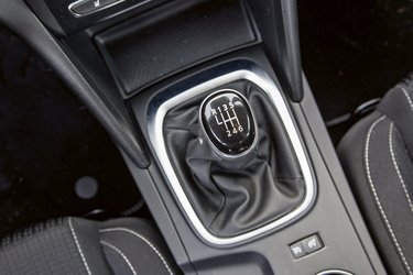 Alle udgaver af Mégane har seks gear som standard. Der findes to versioner med en sekstrins dobbeltkoblingsgearkasse.