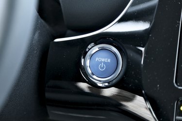Der er kun én motorvariant i Prius, en nykonstrueret 1.8-liters benzinmotor, der yder op til 98 hk. Elmotoren yder op til 72 hk, men de yder ikke det optimale samtidig, og derfor bliver systemydel­sen kun på maksimale 122 hk.