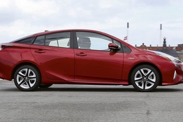 Toyota Prius er hybridbilens moder, og i denne nye udgave er designet gjort ret så futuristisk, mens teknikken er forfinet.