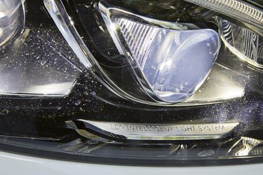 Mercedes C-klasse kan bestilles med LED-forlygter for en merpris på 32.245 kroner. De giver et fremragende lys og blænder selv op og ned for det lange lys, og kan i et vist omfang køre med det lange lys tændt uden at blænde modkørende, da lyskeglen kan justeres i forhold til trafikken.