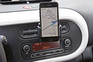 En holder gør det let at integrere mobilen med bilen, så den kan fungere som navigator. Desværre skygger telefonen en del for alle knapperne.