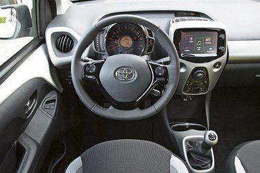 Mart Tips mærke navn Toyota Aygo - farverig trilling. Læs testen nu | FDM