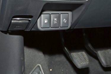 Det aktive bremsesystem advarer, hvis man kører for tæt på bilen foran. Knappen t.h. justerer følsomheden.