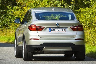 BMW X4 er en blanding af den store firehjulstrækker X3 og en lækker, sportslig coupé. X4 er altid forsynet med firehjulstræk. Den faldende taglinje giver BMW X4 dens egen form. Bagklappen styres elektrisk og åbner over bagruden.