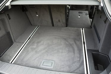 Den faldende taglinje giver BMW X4 dens egen form. Bagklappen styres elektrisk og åbner over bagruden.