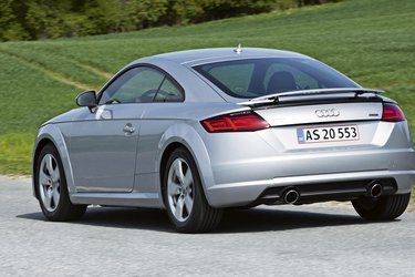 Audi TT er en coupé med en stor tophængslet bagklap, der giver fin adgang til et pænt bagagerum. Der er i teorien plads til fire i bilen, men betragt den alligevel som en topersoners bil.