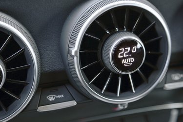 De runde ventilationsdyser er udformet som jetmotorerne på et jetfly. I midten giver små displays informationer om klimaanlæggets indstillinger.