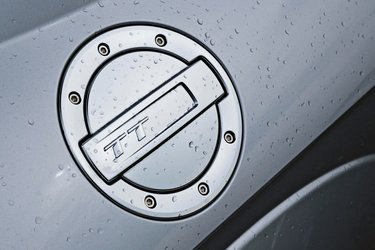 Klappen til benzindækslet er en design-detalje i sig selv. Der er i øvrigt ikke noget låg bag klappen. Tank og kør á la le Mans.