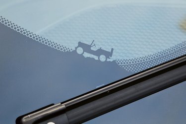 En lille klassisk Jeep-model er altid skjult et sted i kanten af forruden på en nyere Jeep.