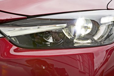 Både for og bag er bilen udstyret med LED-lygter, der giver bilen en flot udstråling i mørke.