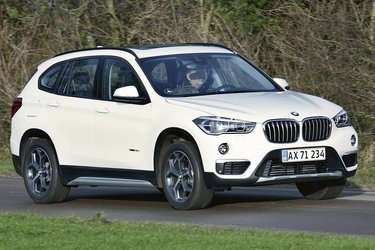 BMW X1 har fået et rundere design, der nu lægger sig pænt op ad den store X5. X1 er dog grundlæggende en forhjulstrukken bil.