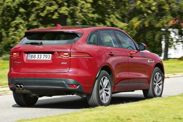 Jaguar F-Pace er en vellykket SUV i den dyre klasse, men virker mest af alt som en lækker sedan, hvor  man sidder højt og har let  ind- og udstigning. Jaguar F-Pace har en køreklar vægt på 1.957 kg, og må trække 2.400 kg.