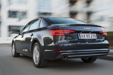 Audi A4 er den nyeste bil i premiumklassen, og det kan mærkes. Bilen er flot bygget, kører fremragende og byder i det hele taget på mange gode oplevelser. Og så ser den – ifølge Motors testhold – godt ud.