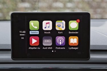 Skærmen i midten er let at betjene, når man først har fanget opbygningen. Der er mulighed for at vise navigationsanlæg, radio, telefon samt flere smarte apps via R-Link.