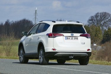 Designet på Toyota RAV4 har fået mere kant, og bagsædet byder på fremragende plads.