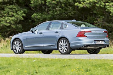 Volvo S90 er en firedørs sedan med udvendigt bagagerum. Den klassiske Volvo-stationcar findes også og hedder da V90.