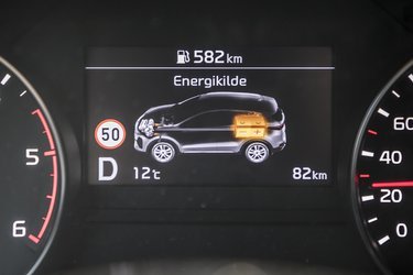 På displayet bag rattet kan du se, hvilken energikilde bilen kører med lige nu.