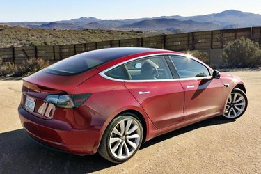 Tesla Model 3 er en firedørs sedan med coupé-lignende linjer. Den ligner langt hen ad vejen den store Model S, men er ca. 30 cm kortere.