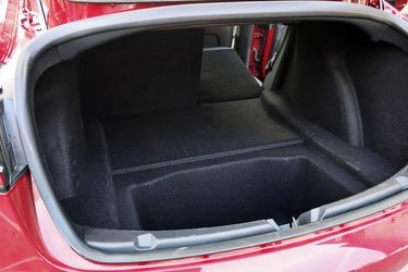 Model 3 er en elbil, og i denne udgave er der to motorer – en ved hver aksel. Det giver plads til et bagagerum både for og bag.