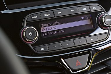 Radioen har danske menuer og bluetooth som standard. En DAB+-radio kan tilkøbes for 2.000 kr.