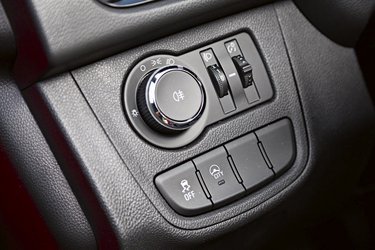 Lyskontakten er enkel. CITY-knappen omstiller servoen, så bilen bliver let at styre ved lav hastighed.