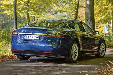 Tesla Model S er som udgangspunkt en fempersoners bil med bagagerum både for og bag. Men man kan tilkøbe et ekstra dobbeltsæde til det bagerste bagagerum, og så kan bilen rumme op til syv personer.