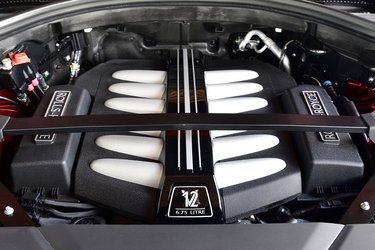 I motorrummet ligger en V12 motor på 6,75 liter. Den yder 571 hk, men er særlig karakteristisk med et højt drejningsmoment ved lave omdrejninger. Det giver en rolig og royal kørsel.