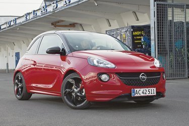 Den lille Opel Adam er et sjovt bekendtskab, og dens udstyr, farver  og design gør det muligt at få bilen, helt som man vil have den.