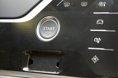 Alle udgaver har stop-start-teknik. Men nøglen skal indsættes, før motoren kan startes.