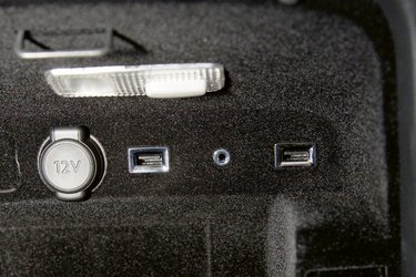 Radioen har indgang for USB-stik. Der er to FM-modtagere, så man med hovedtelefoner kan høre hvert sit radioprogram eller hvert sit musikstykke.