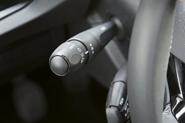 Man kan vælge at køre med nærlys og baglygterne tændt eller nøjes med kørelyslygter fortil. I AUTO tændes resten, når det bliver mørkt.