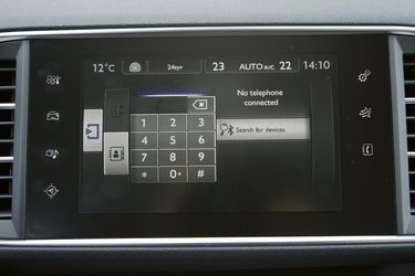 Stort set alle knapper er erstattet af en stor trykfølsom farveskærm, hvorfra man kan styre alle bilens funktioner – bl.a. betjenes mobiltelefonen via Bluetooth herfra. Det er standard og fungerer upåklageligt.