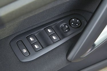 Elruder er standard i alle fire døre, og de er endda forsynet med automatik, så man blot skal trykke en enkelt gang på knappen – så ruller de helt ned/op. Elspejle med varme er ligeledes standard.