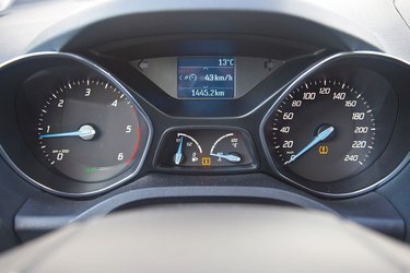 Det store farvedisplay i midten viser tripcomputer og temperatur. Desværre er teksten ikke på dansk.