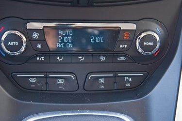 I udstyrsniveauet Titanium er tozonet klimaanlæg standard. Bemærk knappen til venstre: Her tændes varmen i forruden. Knappen med Auto-P aktiverer parkeringshjælper, der måler, om der er plads nok.